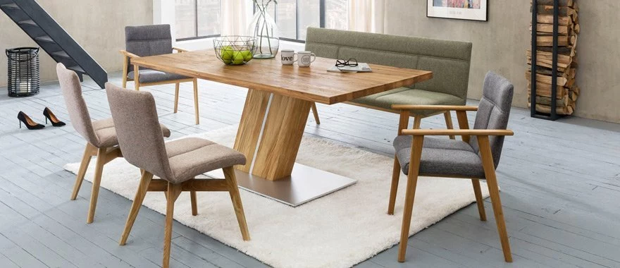 Krzesła tapicerowane i stół dębowy na jednej nodze