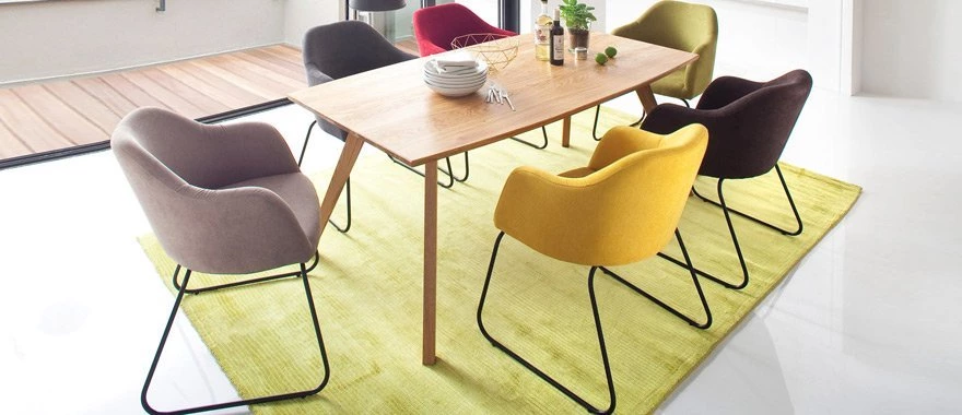 Fotele tapicerowane i stół dębowy